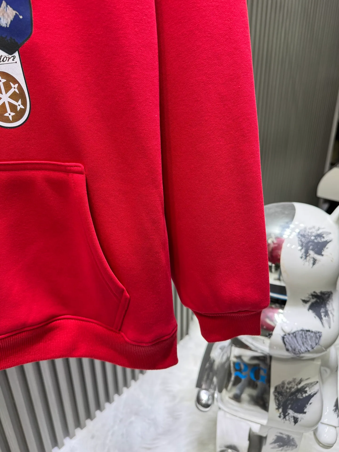 🅿️280 Louis Vuitton 1V25 Autumn and Winter New Year's new brand element printed hooded sweatshirt 400g pure cotton ➕ silver fox velvet Celebrates the art of travel with playful prints and LV Ski patches. The colorful pattern design is inspired by the ski school emblem and is decorated with the brand's iconic details. This casual piece adds a touch of sophistication to the winter vacation look. The fabric has a solid feel and is very classy, soft and delicate. Very refined and tasteful. Loose os cut. In line with the current trend aesthetic. Regular fit. Mixed print on the front.